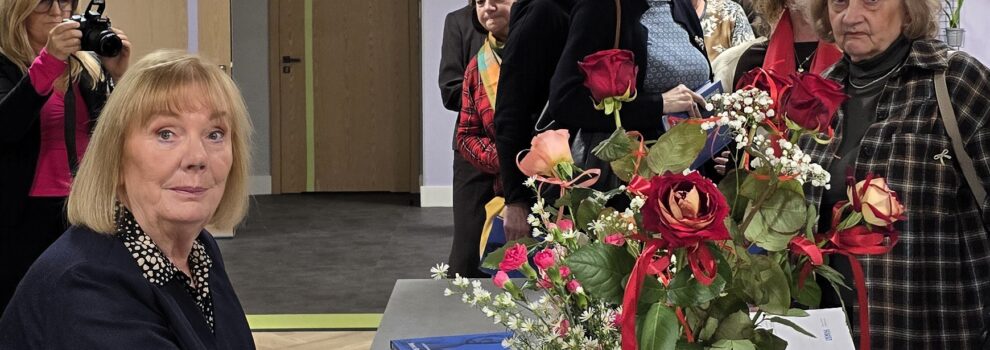 Lena Szatkowska podpisuje nową książkę w Mediatece. Fot. Jarosław Wanecki